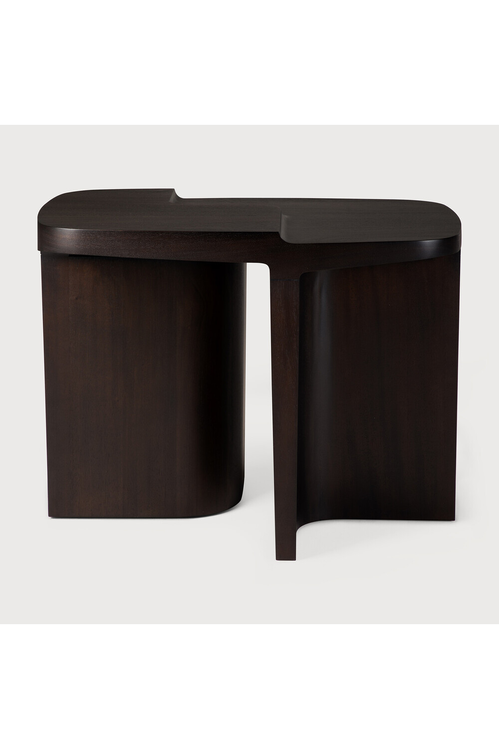 Carved Brown Mahogany Side Table | Ethnicraft Brutalist | Oroa.com