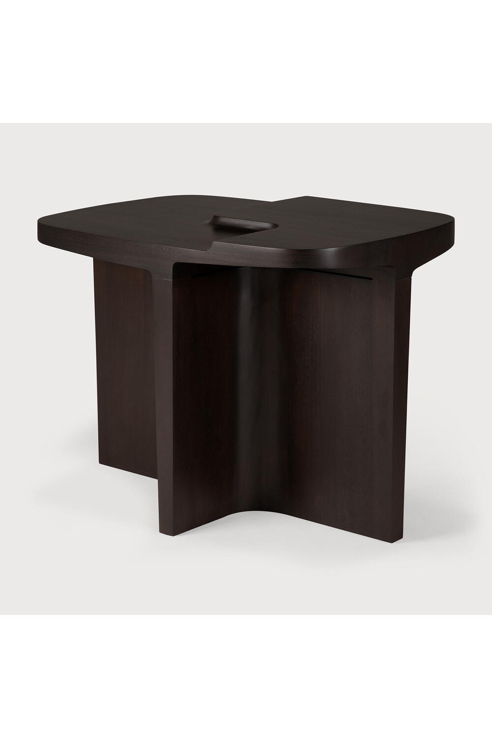 Carved Brown Mahogany Side Table | Ethnicraft Brutalist | Oroa.com