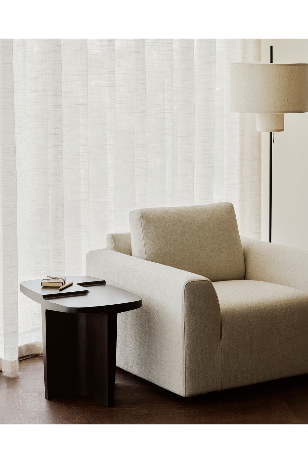 Carved Brown Mahogany Side Table | Ethnicraft Brutalist | Oroa.com