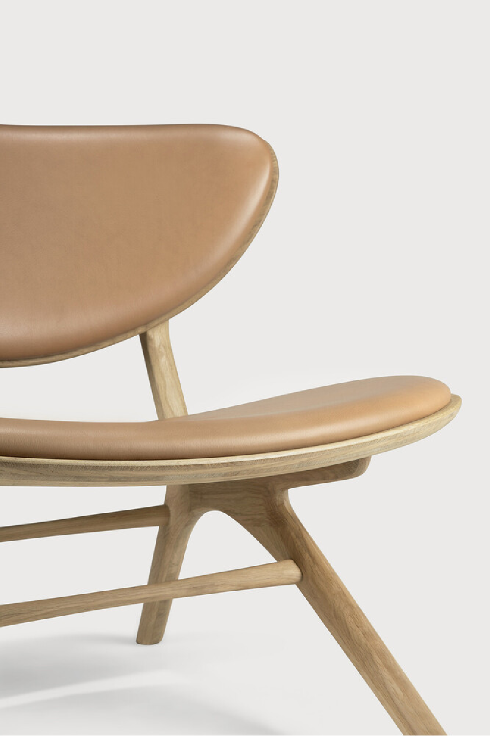 Varnished Oak Leather Lounge Chair | Ethnicraft Eye | Oroa.com