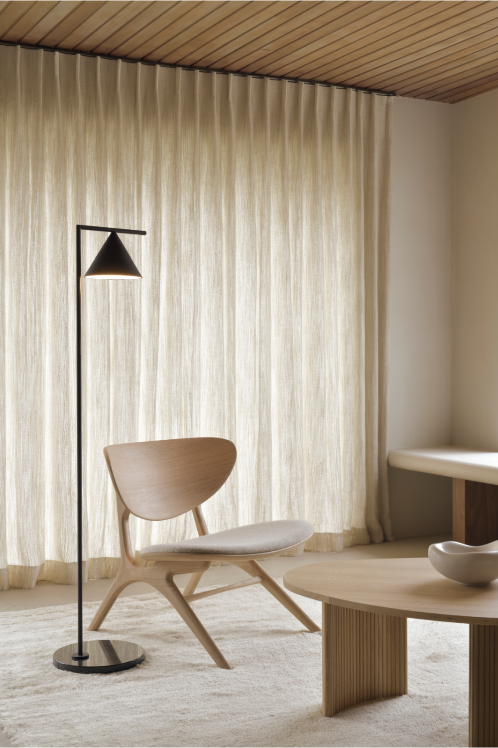 Upholstered Curved Lounge Chair | Ethnicraft Eye | Oroa.com