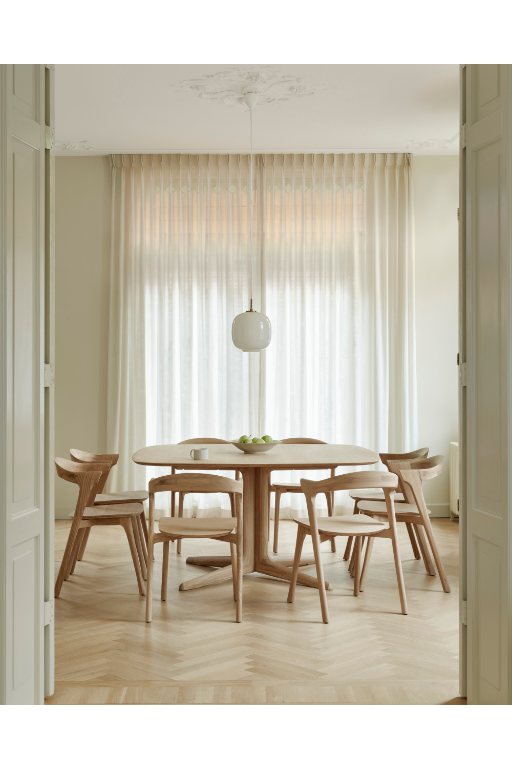 Central-Footed Oak Dining Table | Ethnicraft Corto | Oroa.com