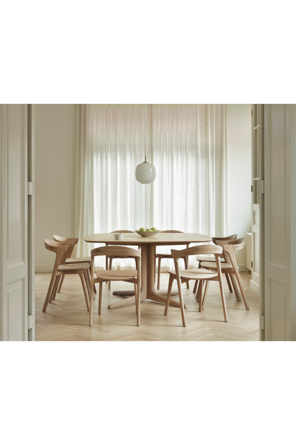 Central-Footed Oak Dining Table | Ethnicraft Corto | Oroa.com