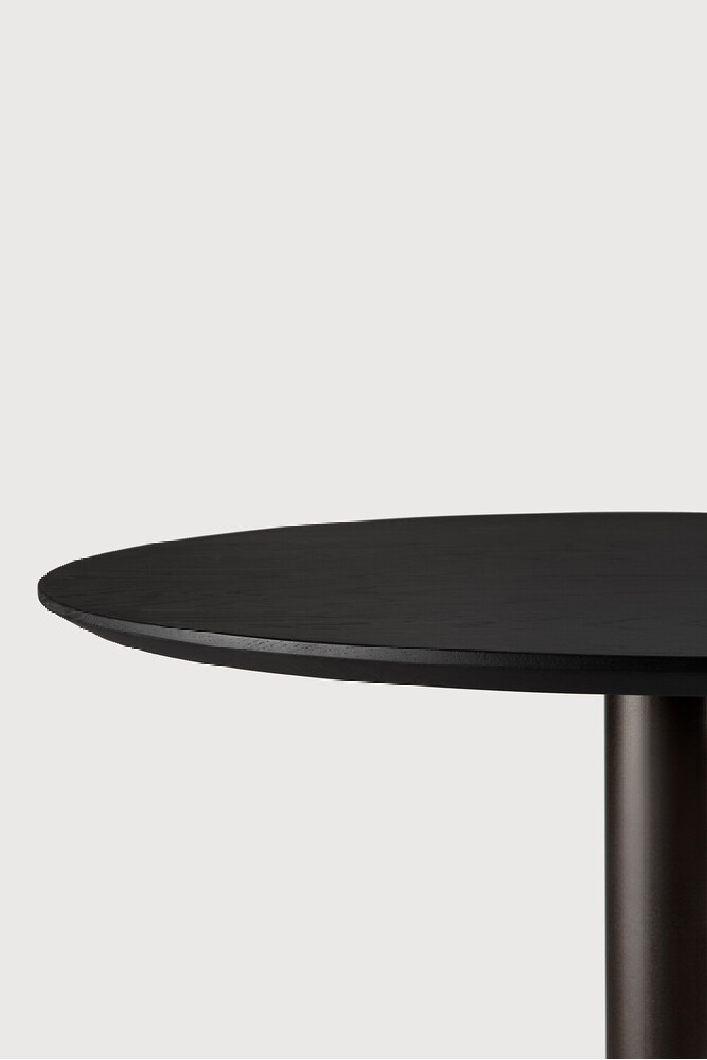 Round Pedestal Dining Table | Ethnicraft Blend | Oroa.com