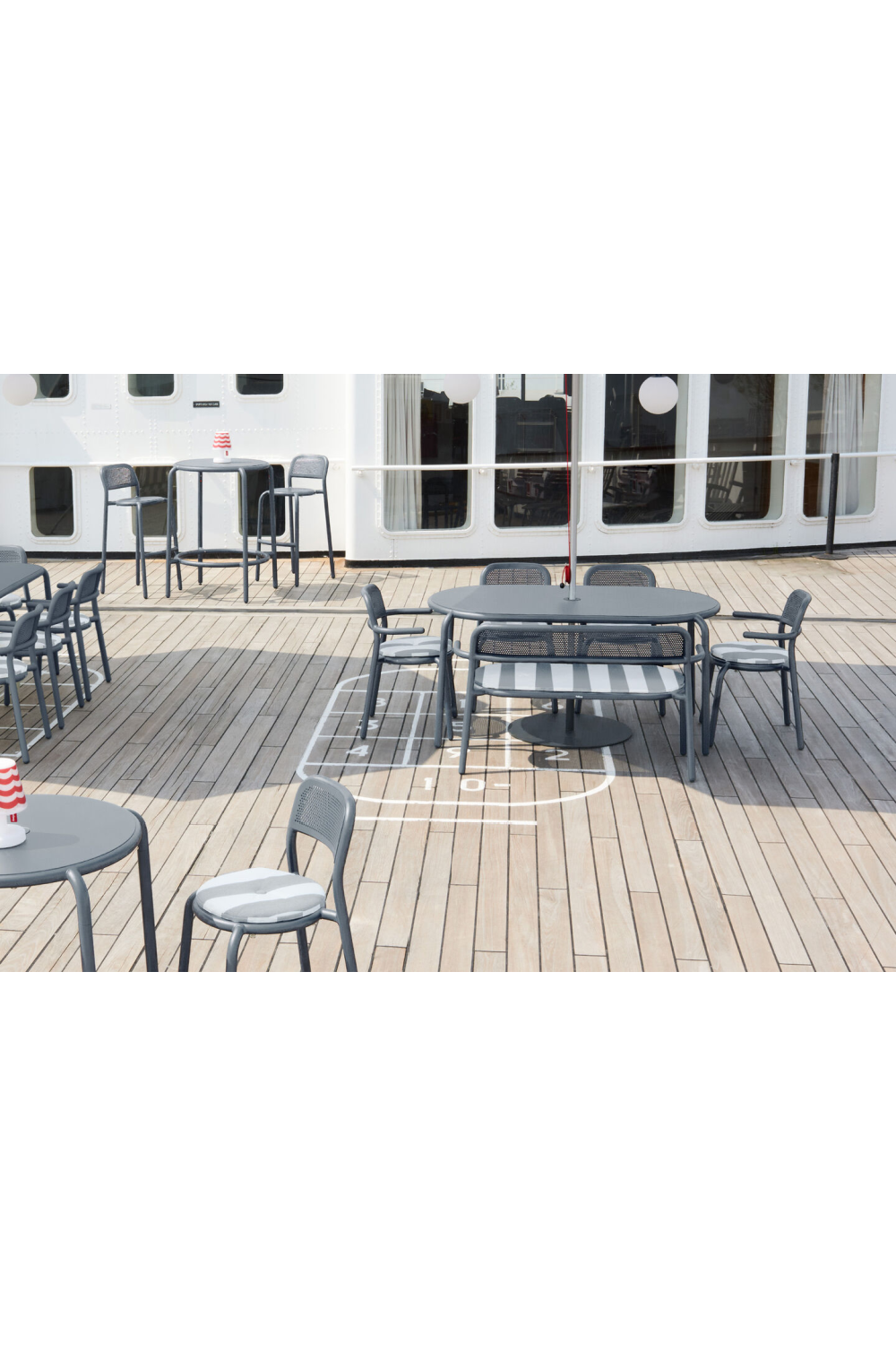 Contemporary Outdoor Dining Table | Fatboy Toni | OROA.com