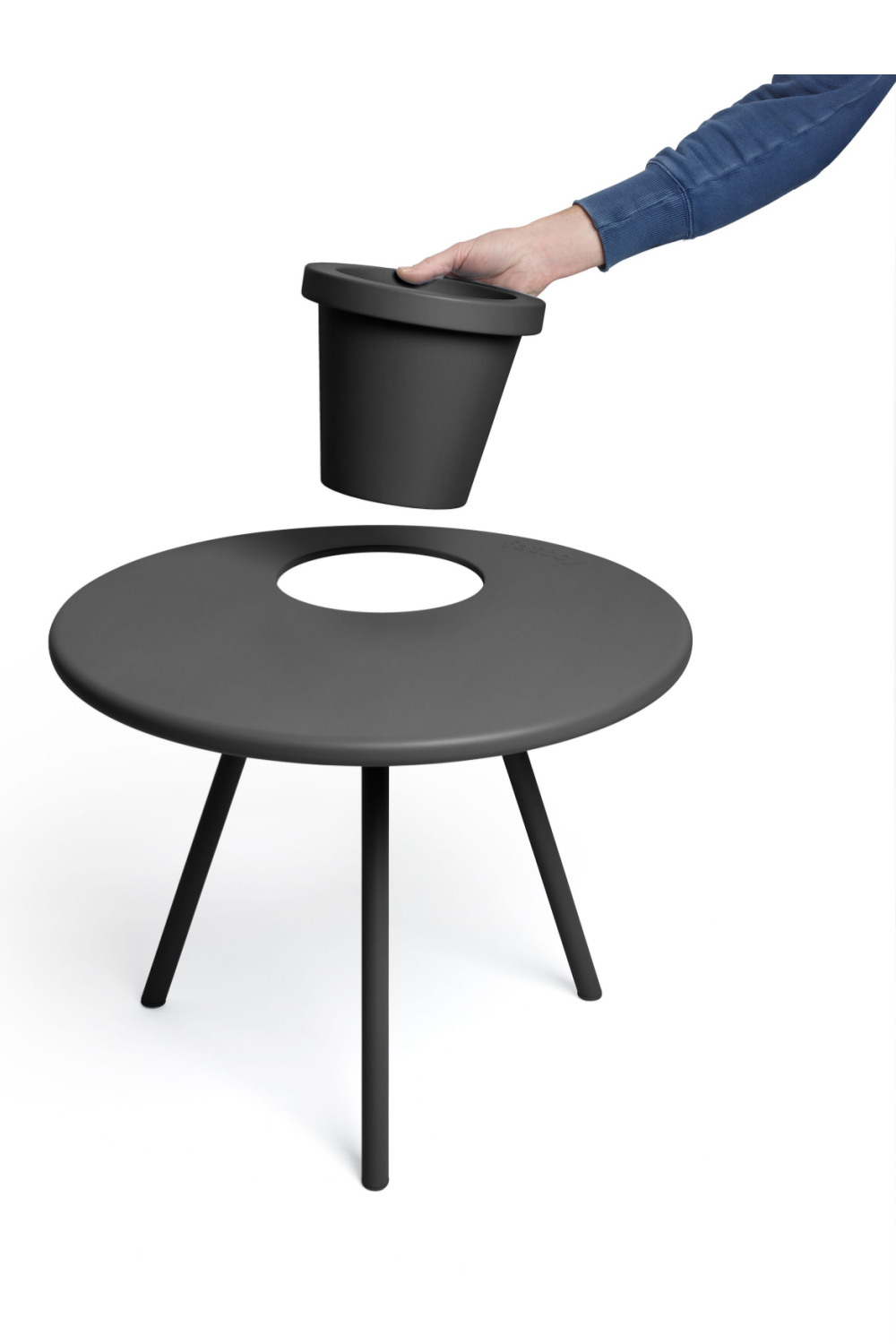 Tripod Outdoor Planter Side Table | Fatboy Bakkes | OROA.com