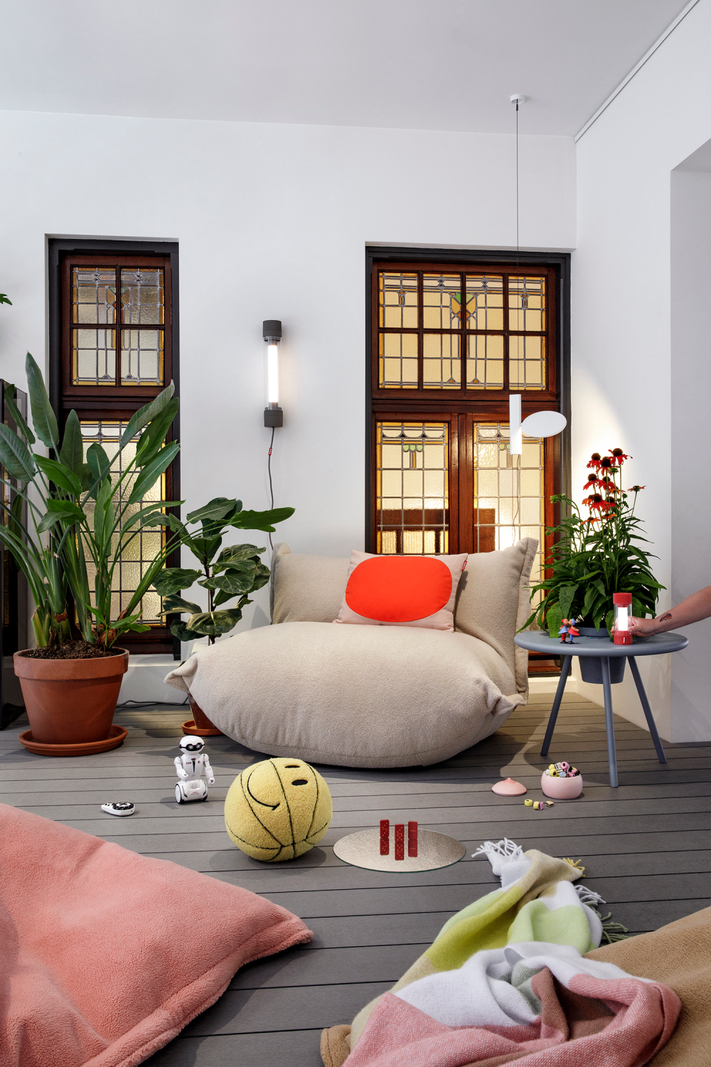 Tripod Outdoor Planter Side Table | Fatboy Bakkes | OROA.com