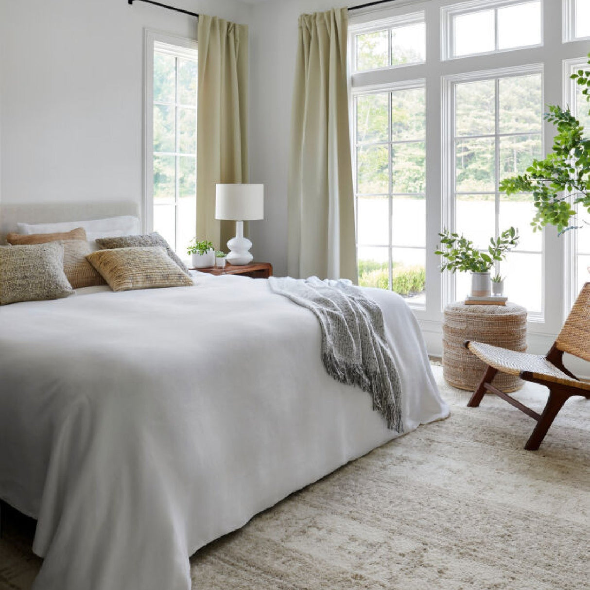 Modern European furniture - White Ceramic Table Lamp - www.oroa.com