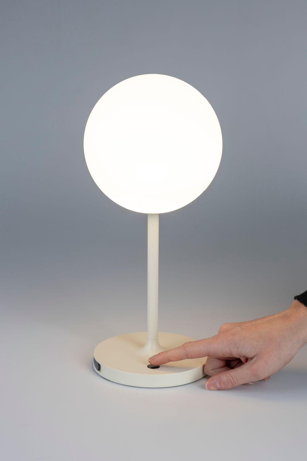 Minimalist Orb Table Lamp | DF Hub | OROA.com