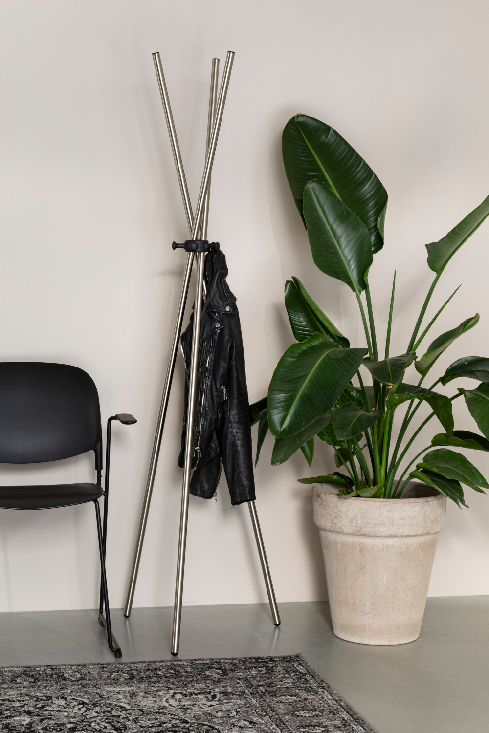 Tripod Metal Coat Rack | DF Darwin | Oroatrade.com