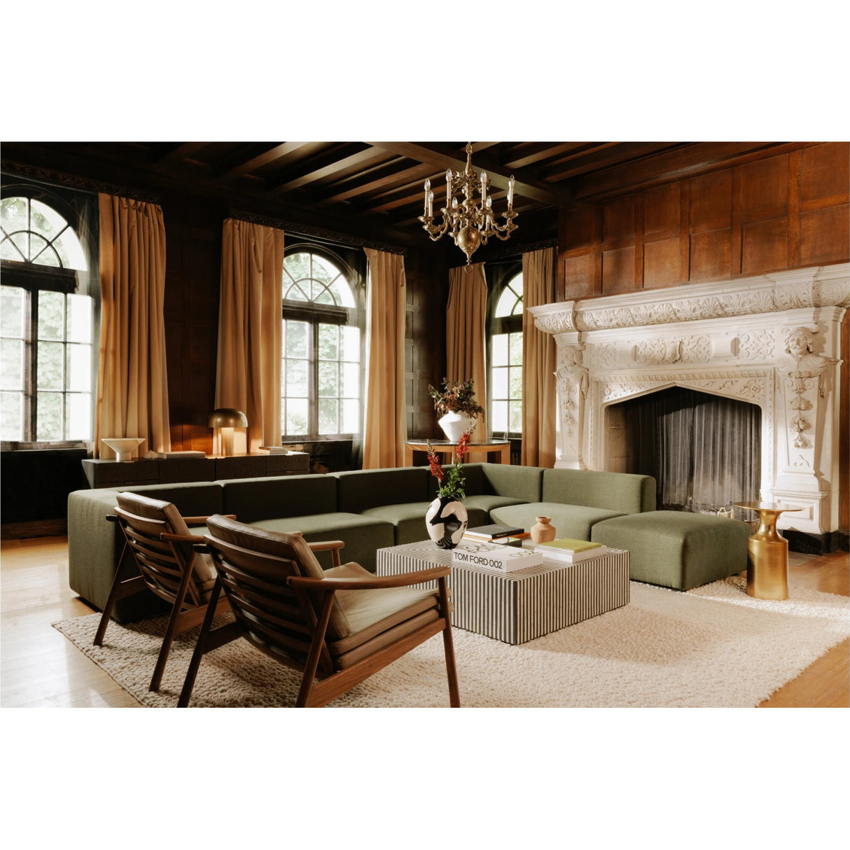 Metallic Collumn-Base Accent Table | Novi Living Rassa | Oroa.com