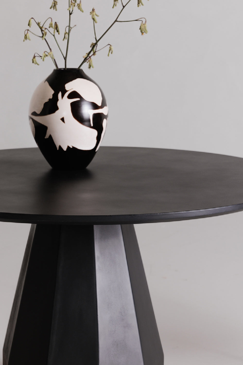 Concrete Indoor/Outdoor Dining Table | Novi Living Templo | Oroa.com