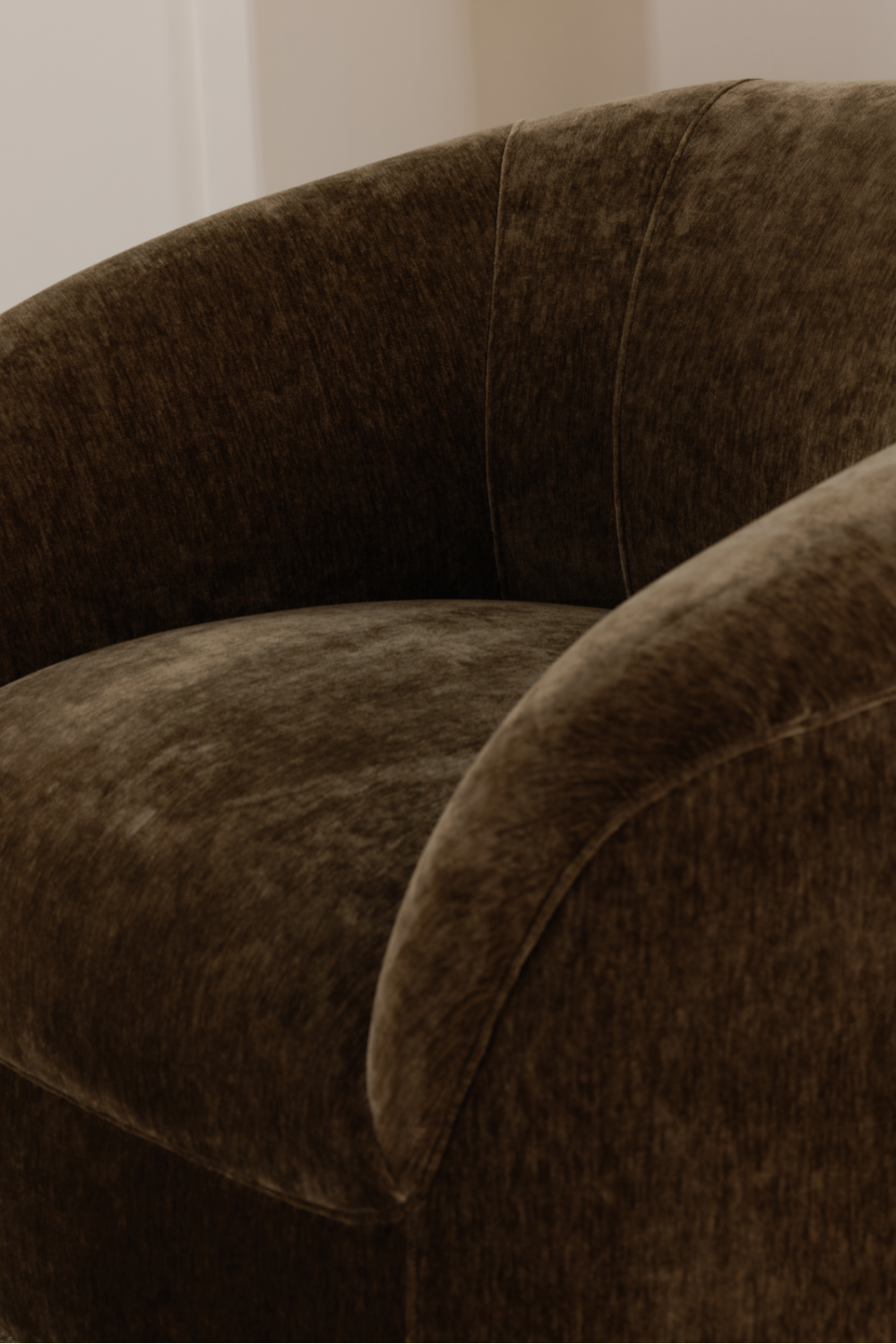 Velvet Rolled-Arm Lounge Chair | Novi Living Thora | Oroa.com