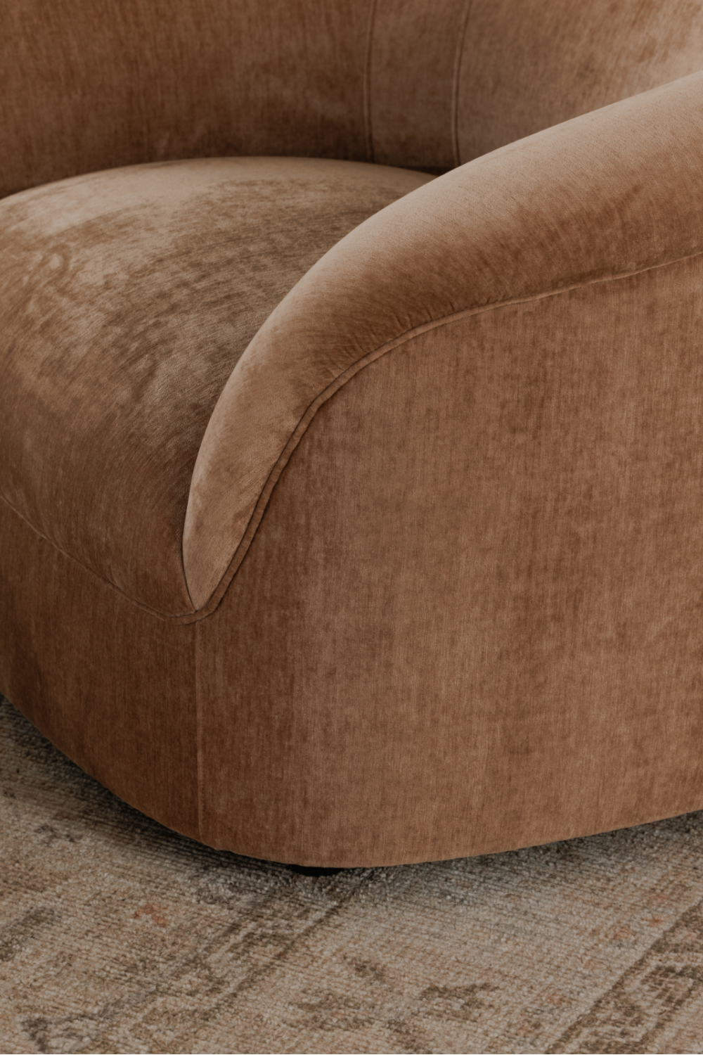 Velvet Rolled-Arm Lounge Chair | Novi Living Thora | Oroa.com