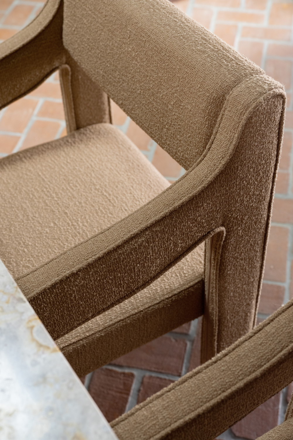 Upholstered Sloped-Arm Dining Chair | Novi Living Elise | Oroa.com