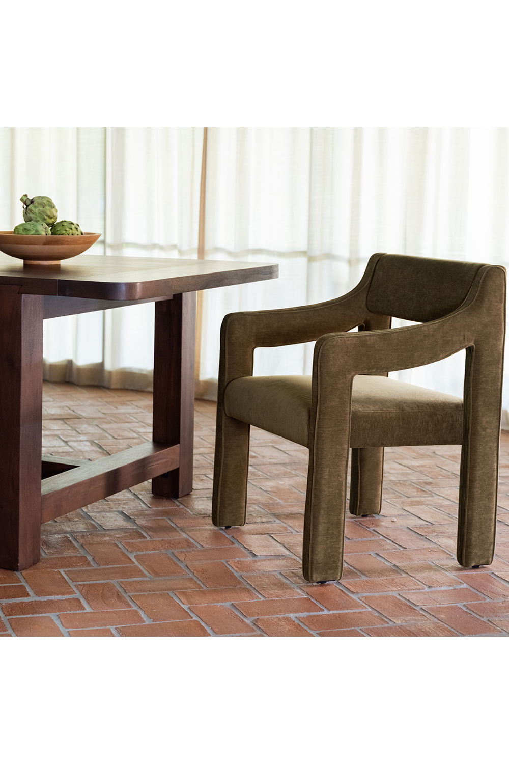 Upholstered Sloped-Arm Dining Chair | Novi Living Elise | Oroa.com