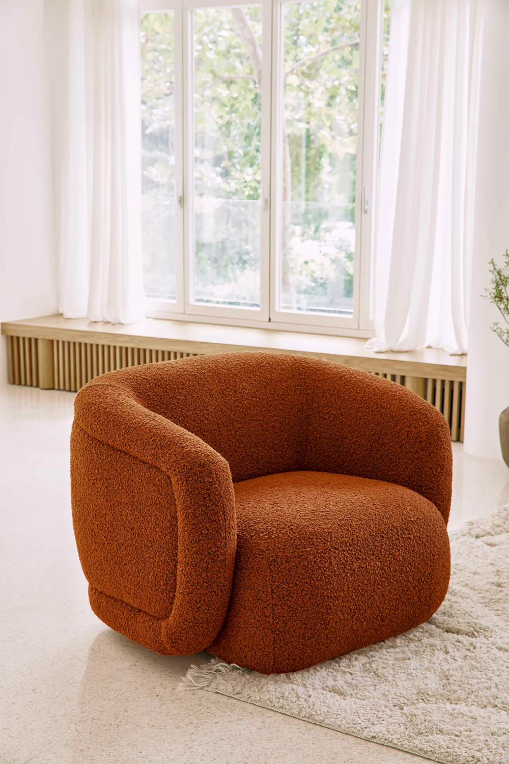 Curved Plush Lounge Chair | NV Gallery Volta | Oroa.com