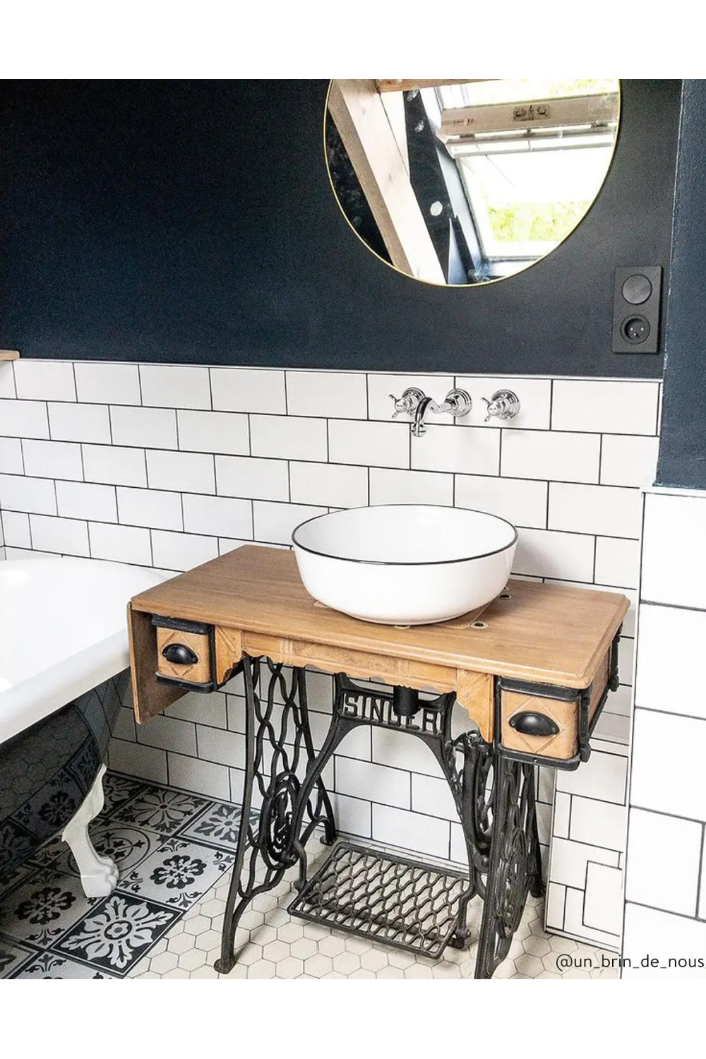 White Glazed Round Washbasin | Oroa.com