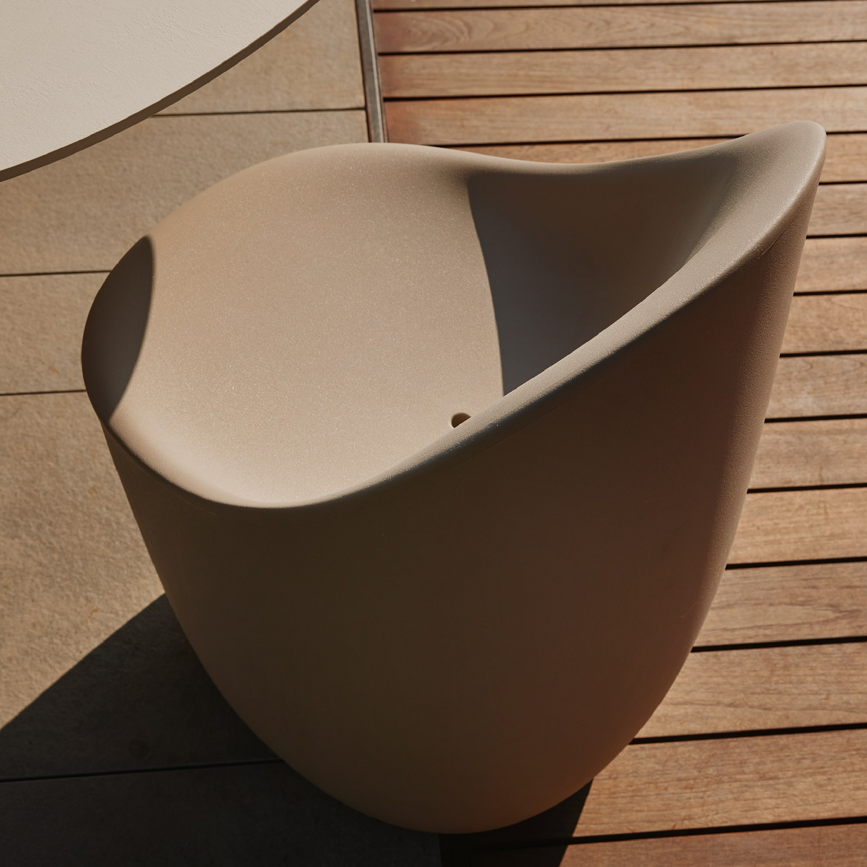 Oval Indoor/Outdoor Dining Table | Qeeboo Cobble | OROA.com
