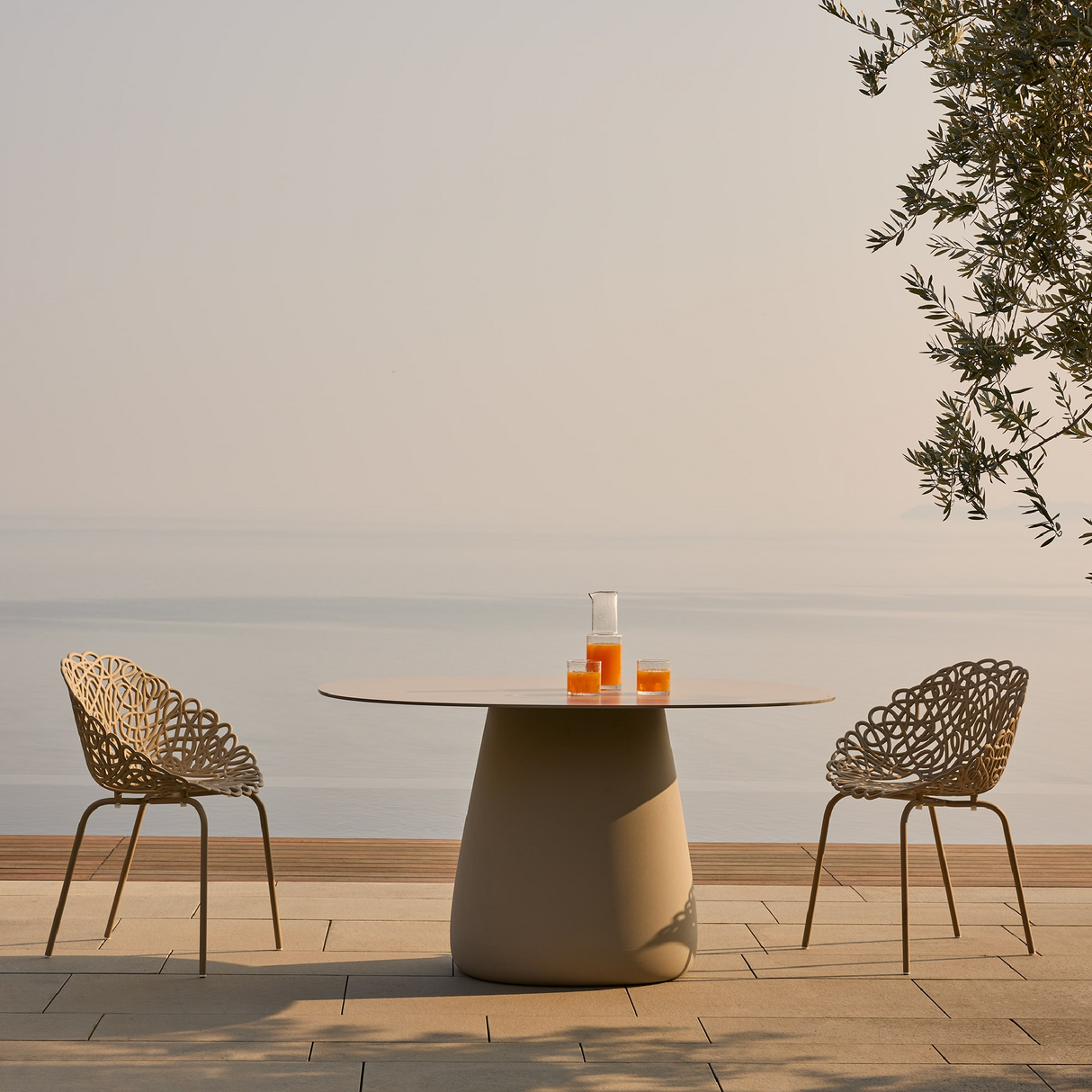 Oval Indoor/Outdoor Dining Table | Qeeboo Cobble | OROA.com
