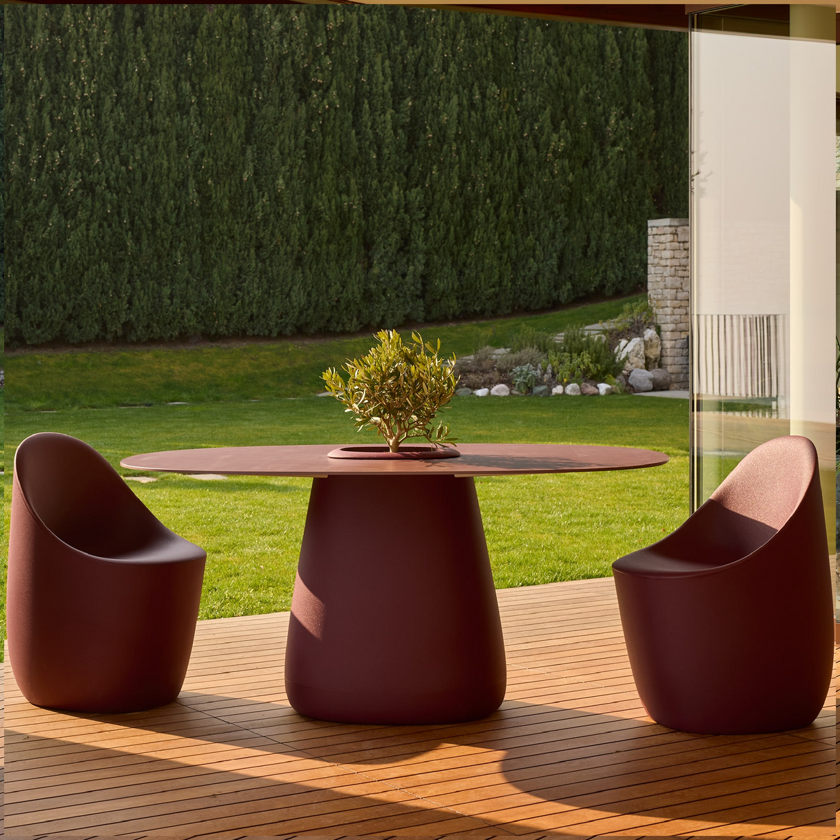 Indoor/Outdoor Bucket Dining Table | Qeeboo Cobble | OROA.com