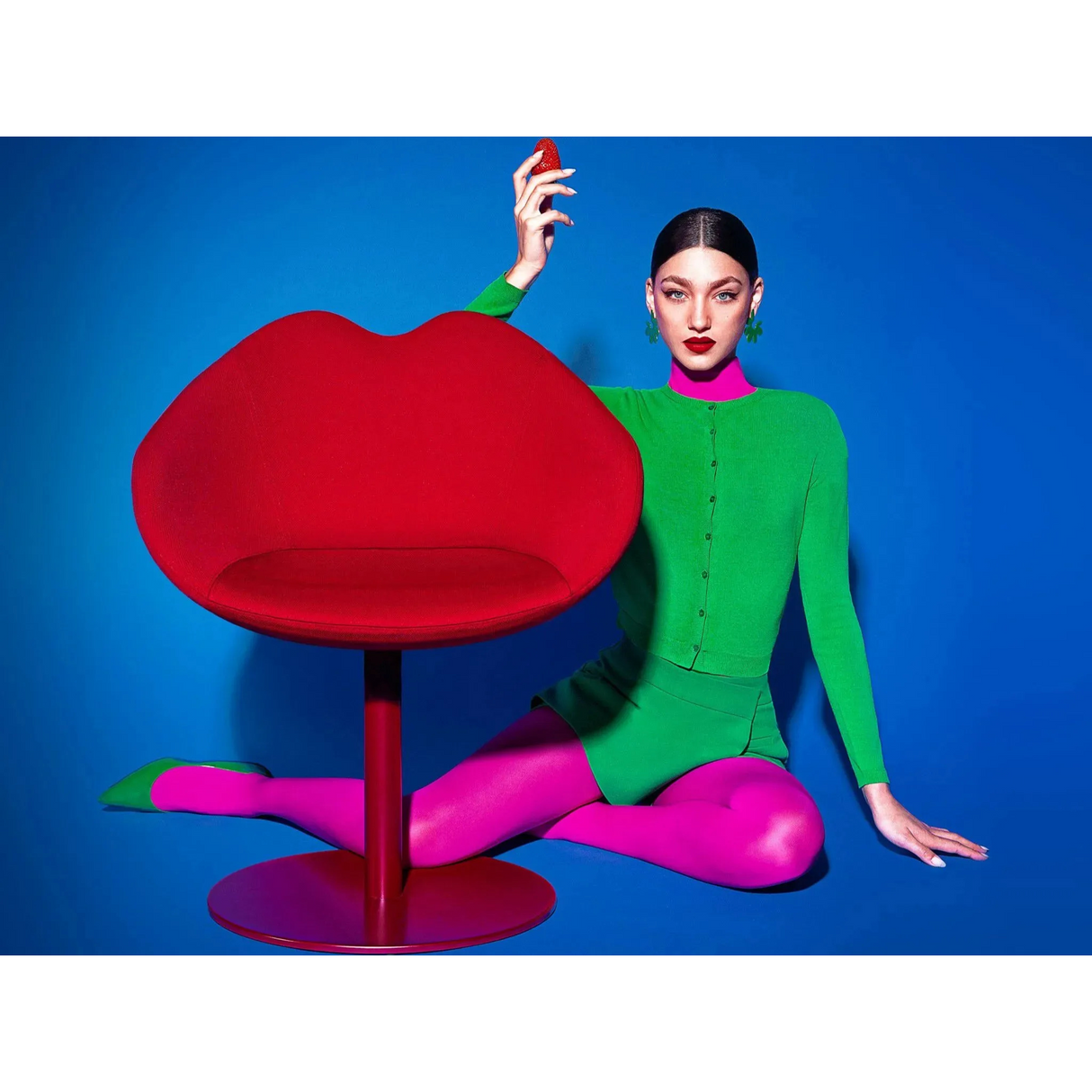 Lips-Shaped Swivel Chair | Qeeboo Xoxo | OROA.com