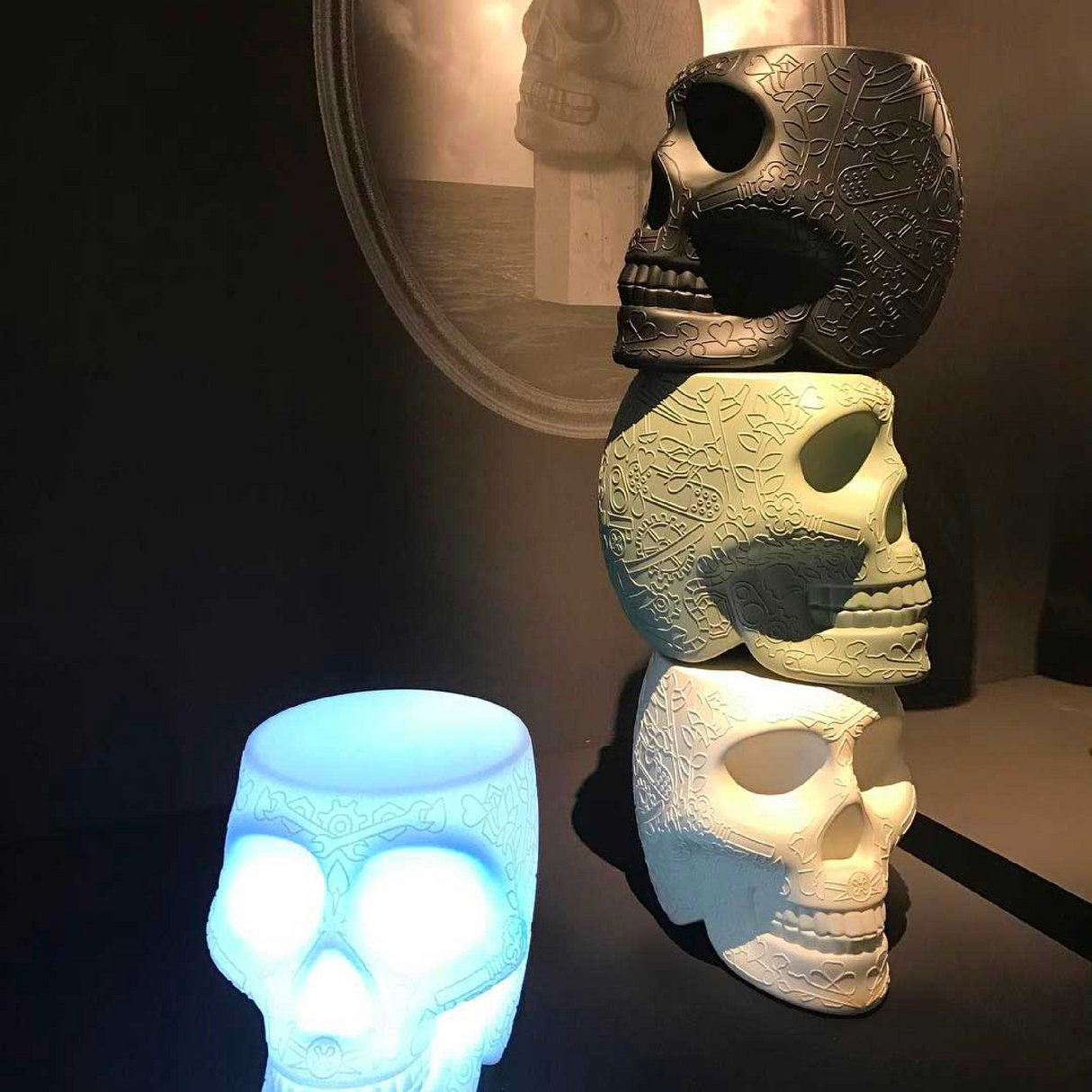 Skull-Shaped Stool Side Table | Qeeboo Mexico | OROA.com