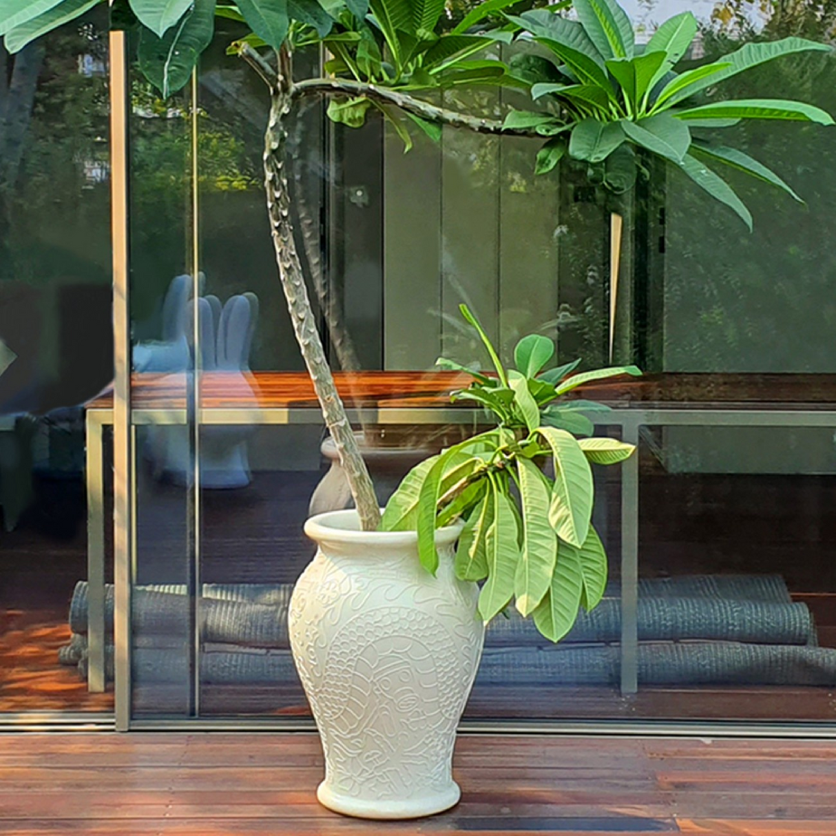 Vase-Shaped Stool Side Table | Qeeboo Ming | OROA.com