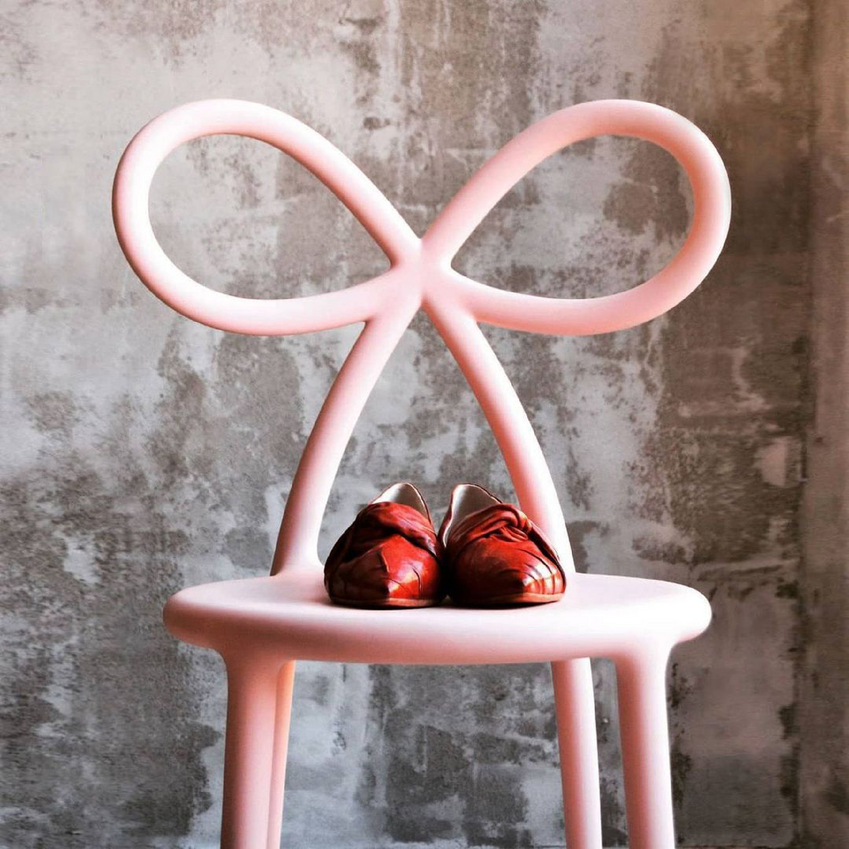 Bow Design Dining Chair | Qeeboo Ribbon | OROA.com