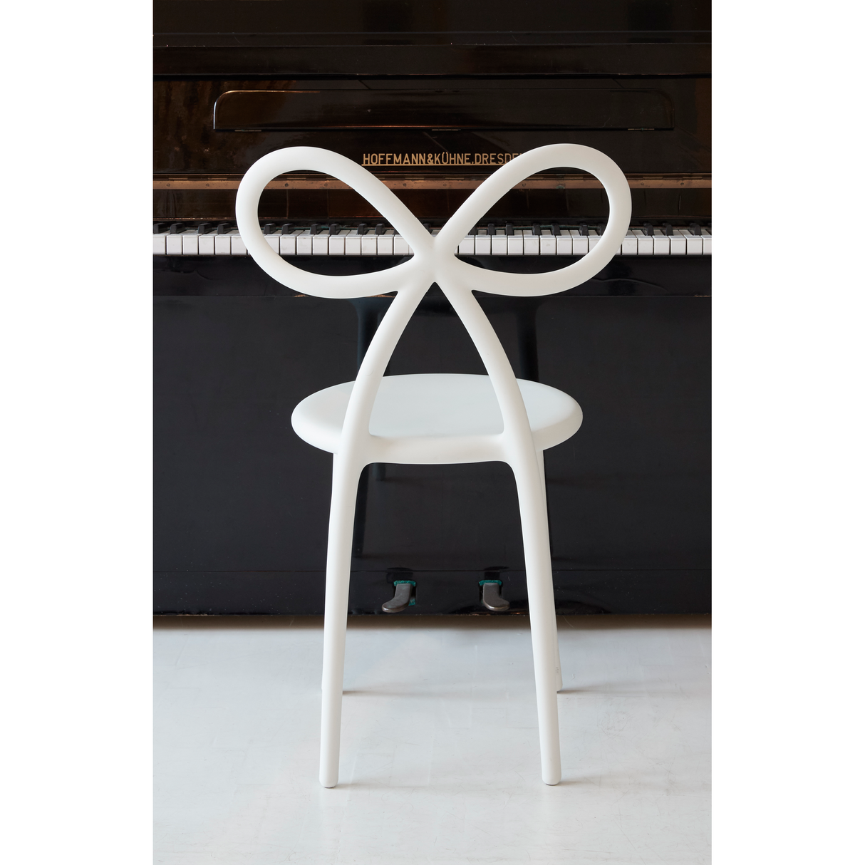 Bow Design Dining Chair | Qeeboo Ribbon | OROA.com