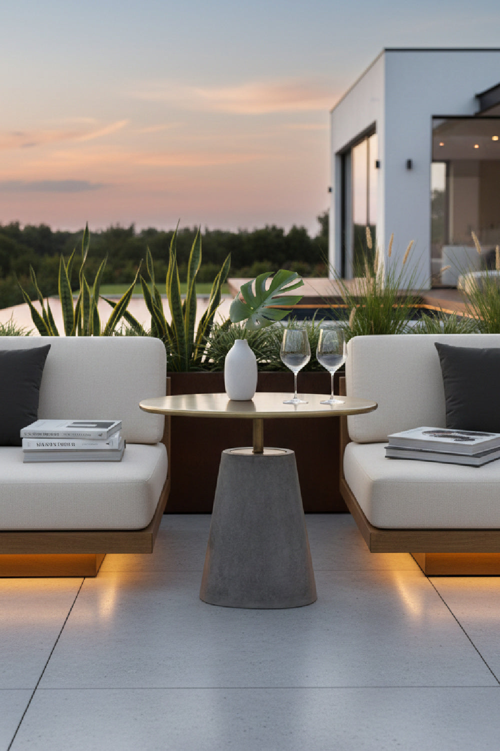 Oval Brass Indoor/Outdoor Side Table | Splendido Kadin | Oroa.com