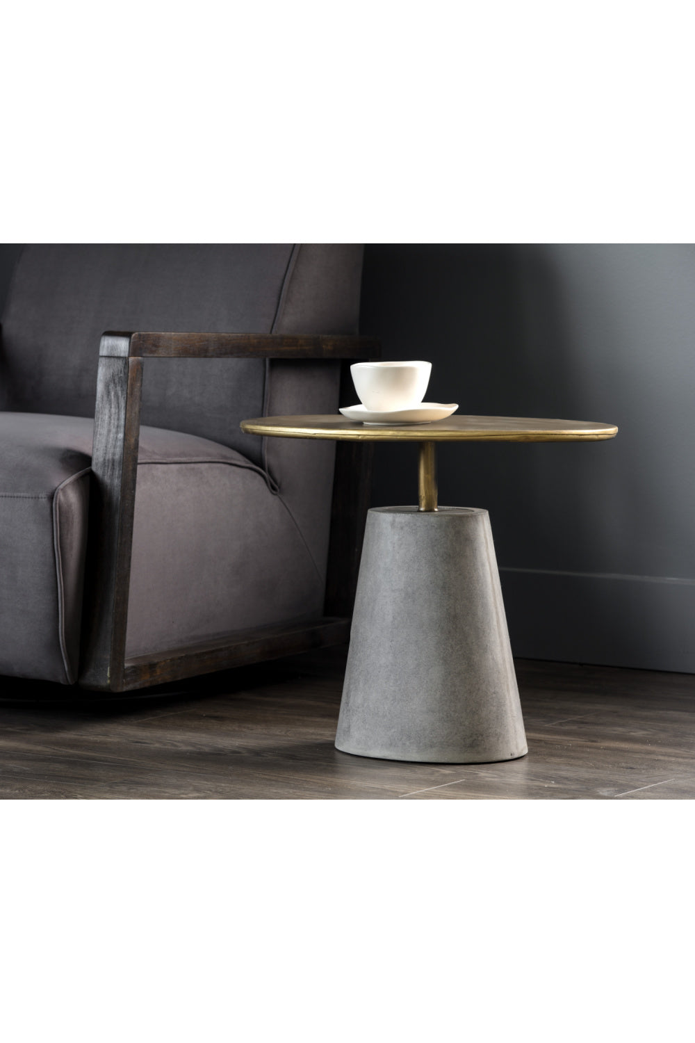 Oval Brass Indoor/Outdoor Side Table | Splendido Kadin | Oroa.com