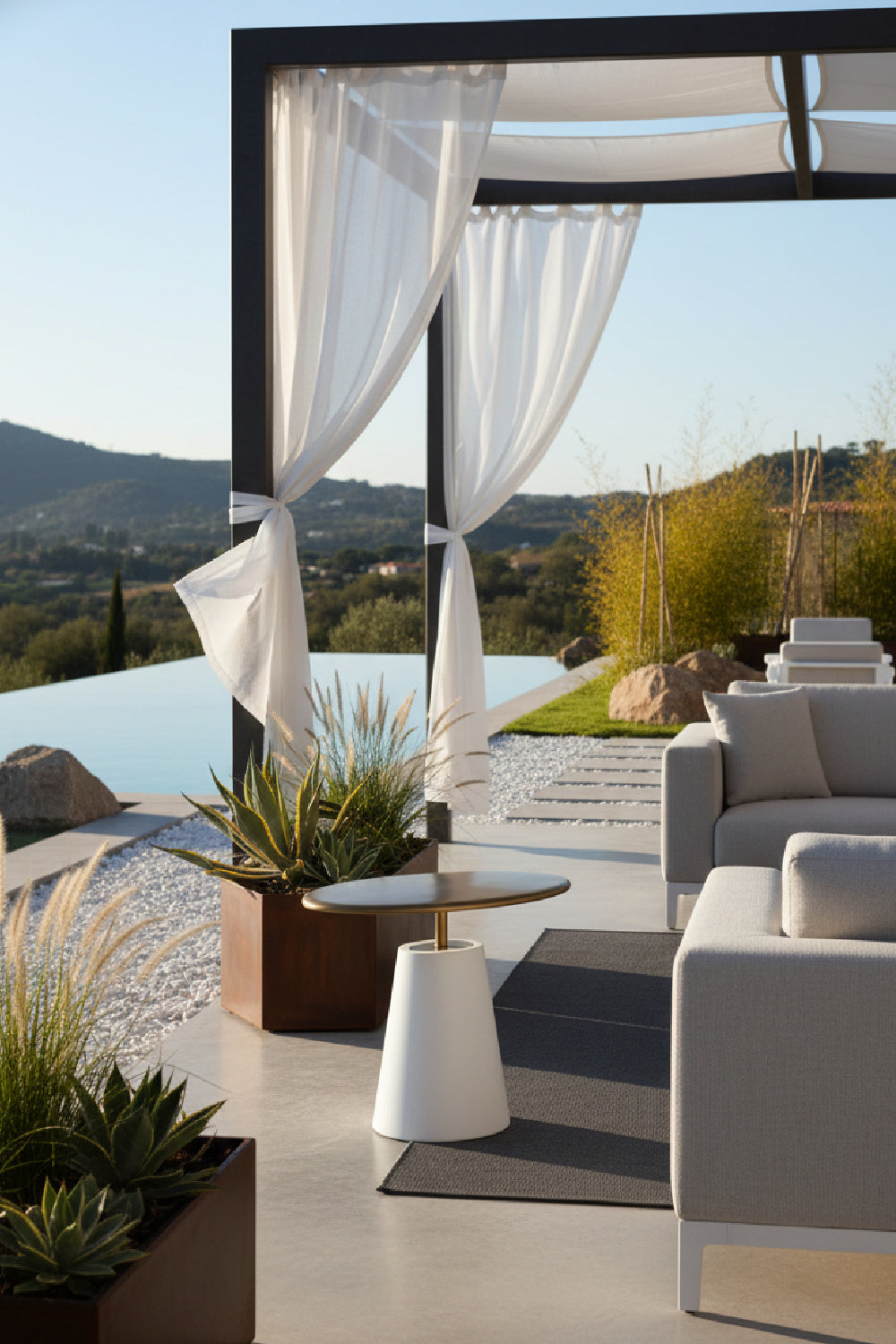 Oval Brass Indoor/Outdoor Side Table | Splendido Kadin | Oroa.com