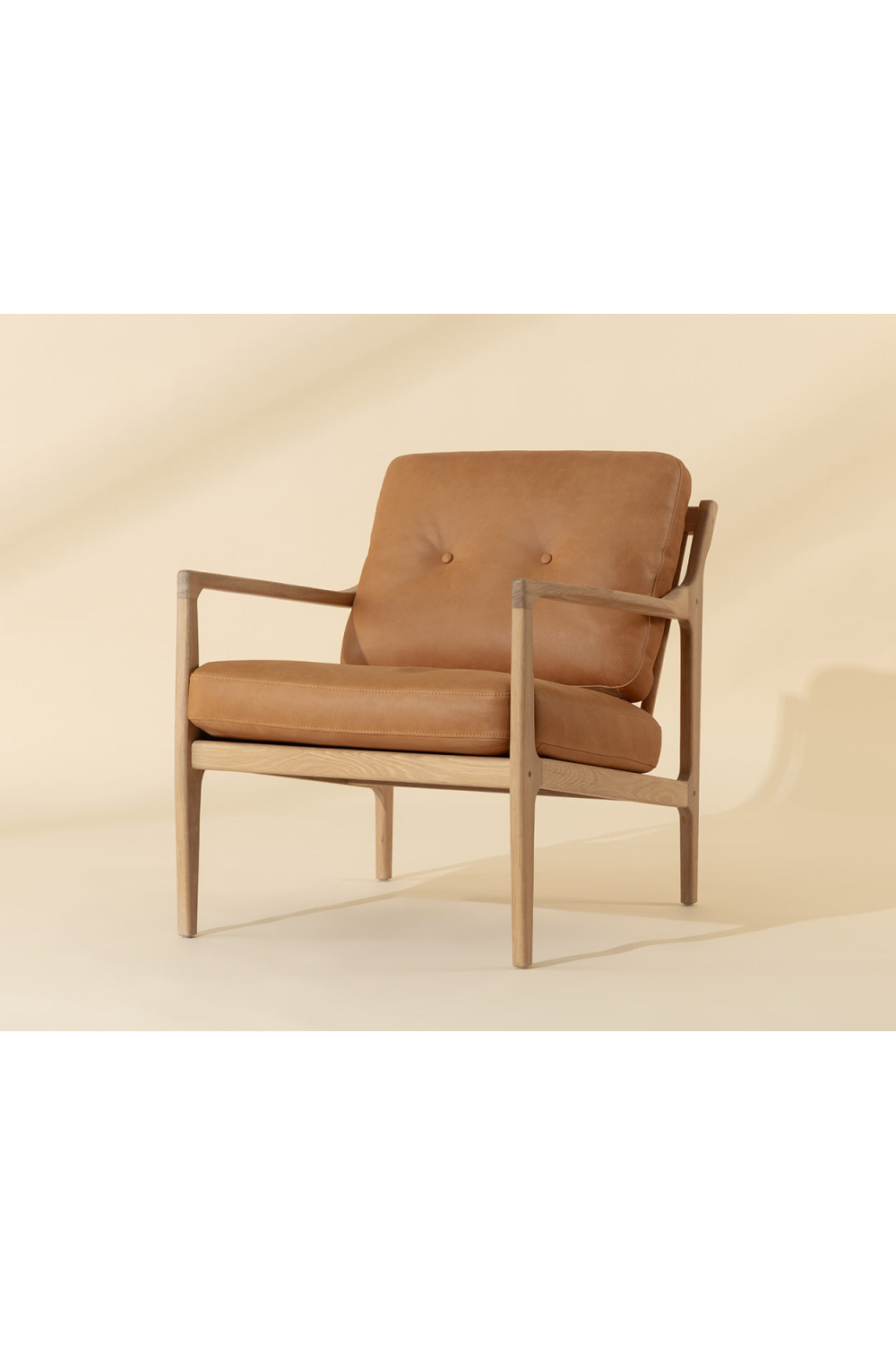 Button-Tufted Leather Lounge Chair | Splendido Gilmore