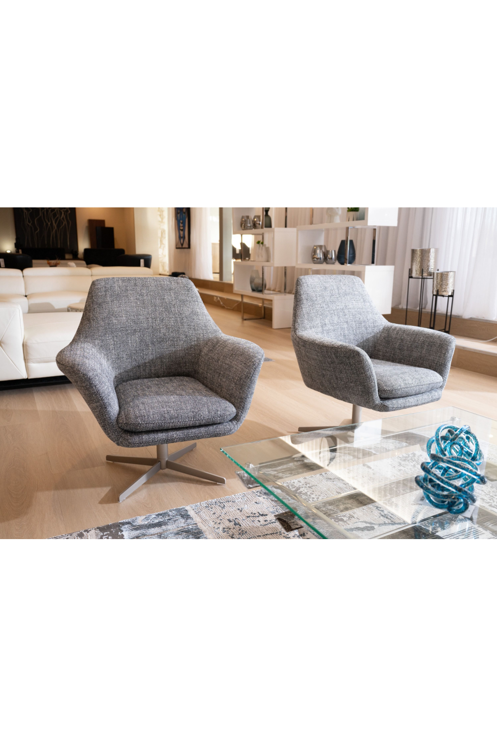 Wing-Armed Swivel Lounge Chair | Oroa.com