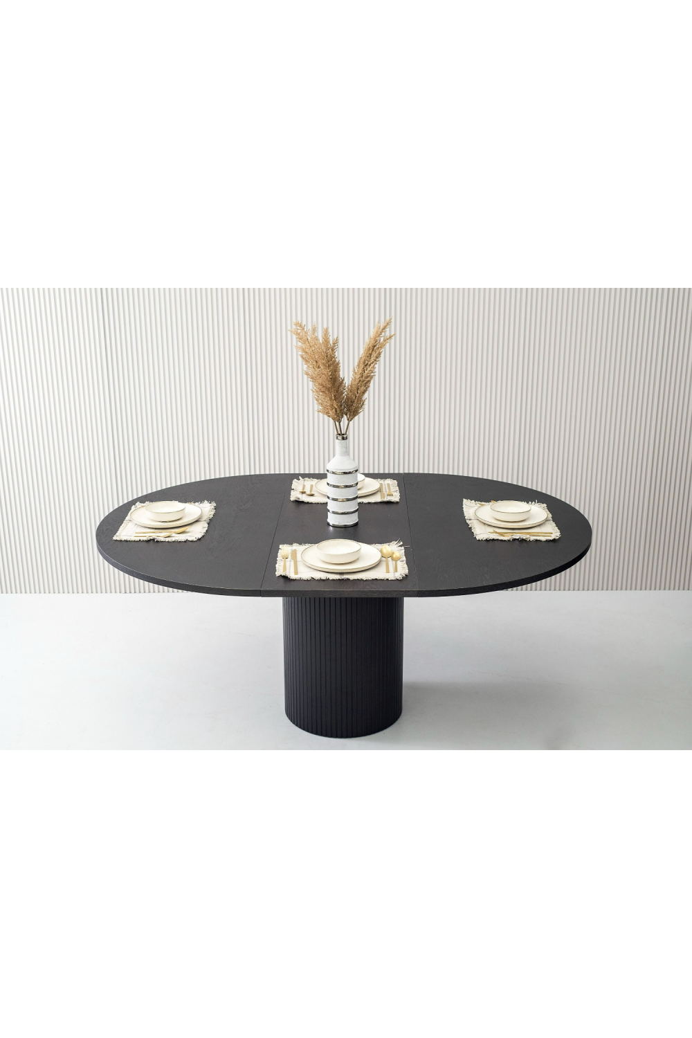 Round Oak Extendable Dining Table | OROA Modern Miami | Oroa.com