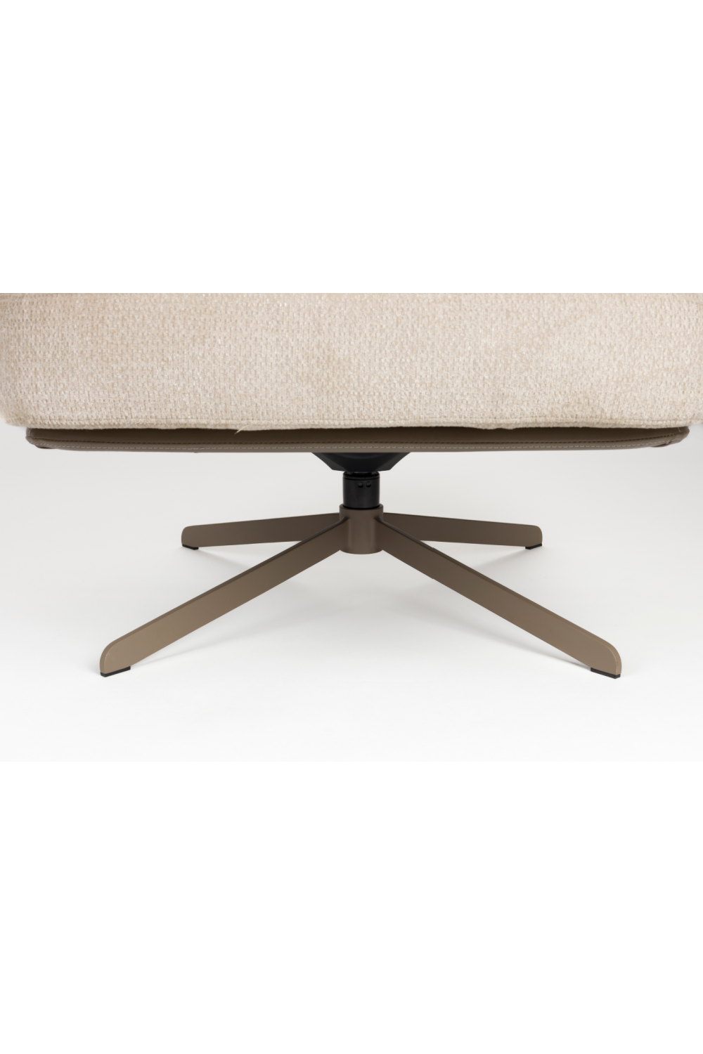 Cream Leather Swivel Lounge Chair | Zuiver Benjamin | OROA.com