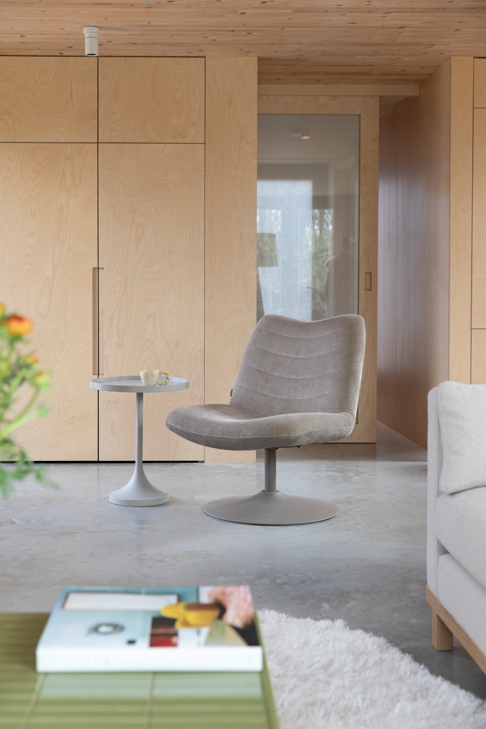 Round Pedestal Side Table | Zuiver Jason | OROA.com