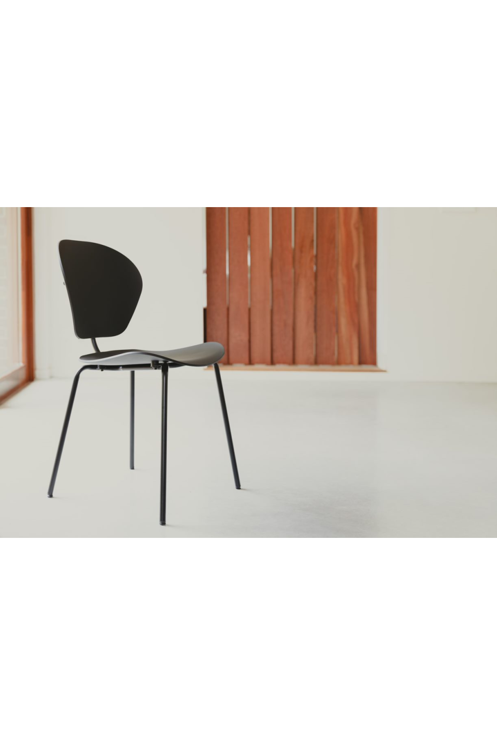 Minimalist Molded Dining Chair (2) | Zuiver The Ocean | OROA.com