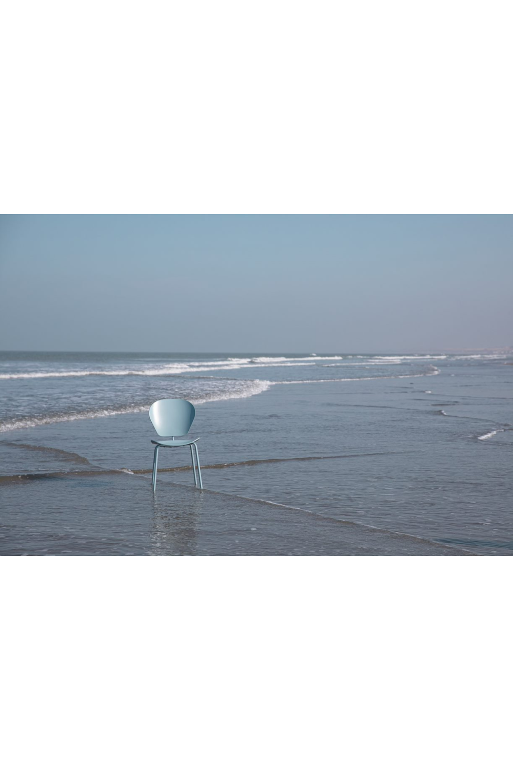 Minimalist Molded Dining Chair (2) | Zuiver The Ocean | OROA.com