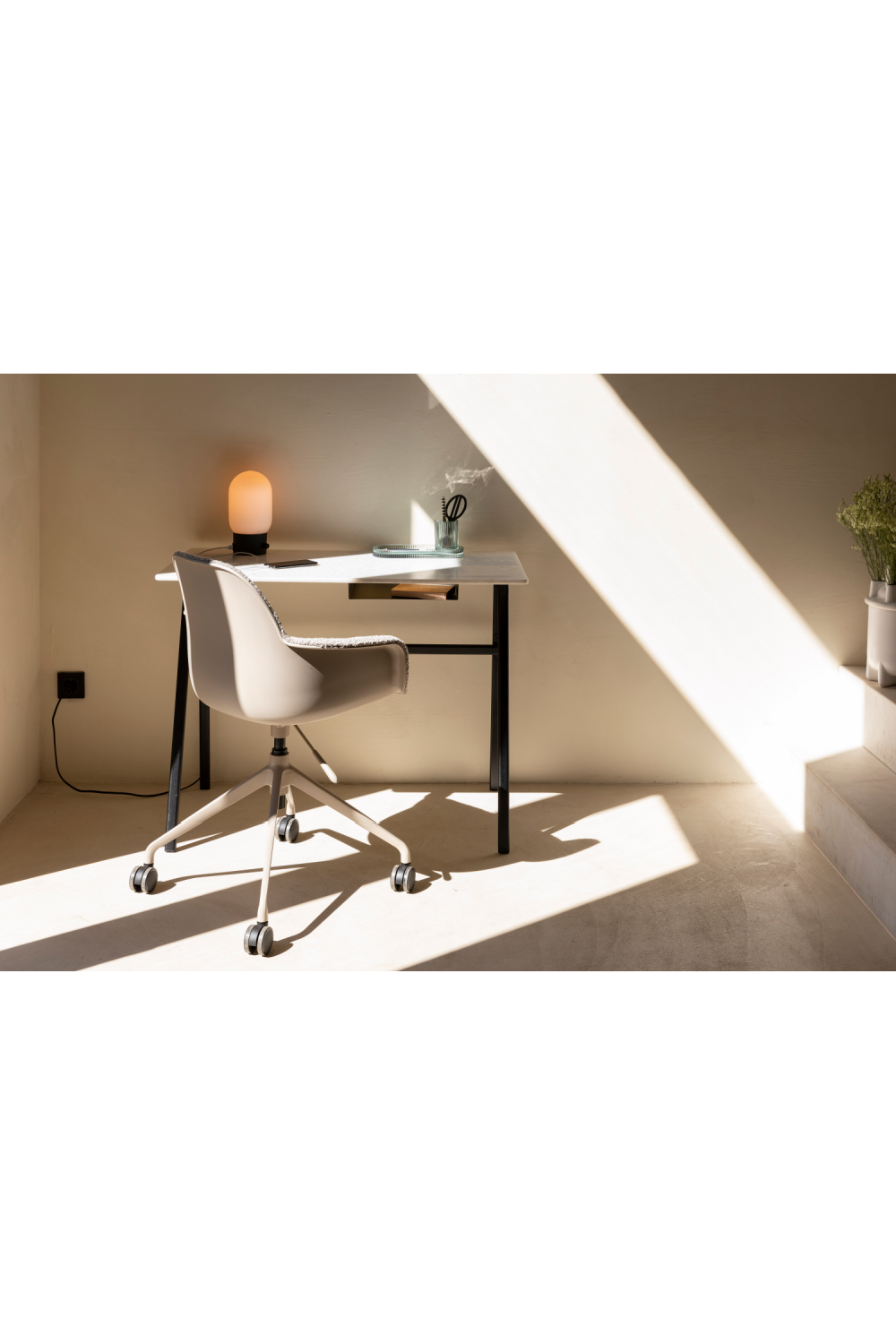 Padded Swivel Armchair | Zuiver Albert | OROA.com