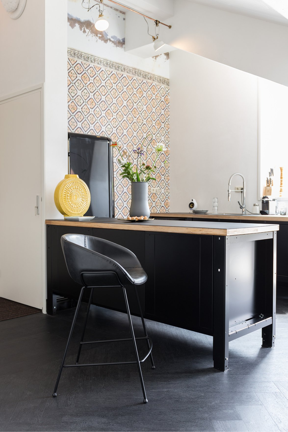 Baseball-Stitched Leather Counter Stools (2) | Zuiver Feston | Oroa.com