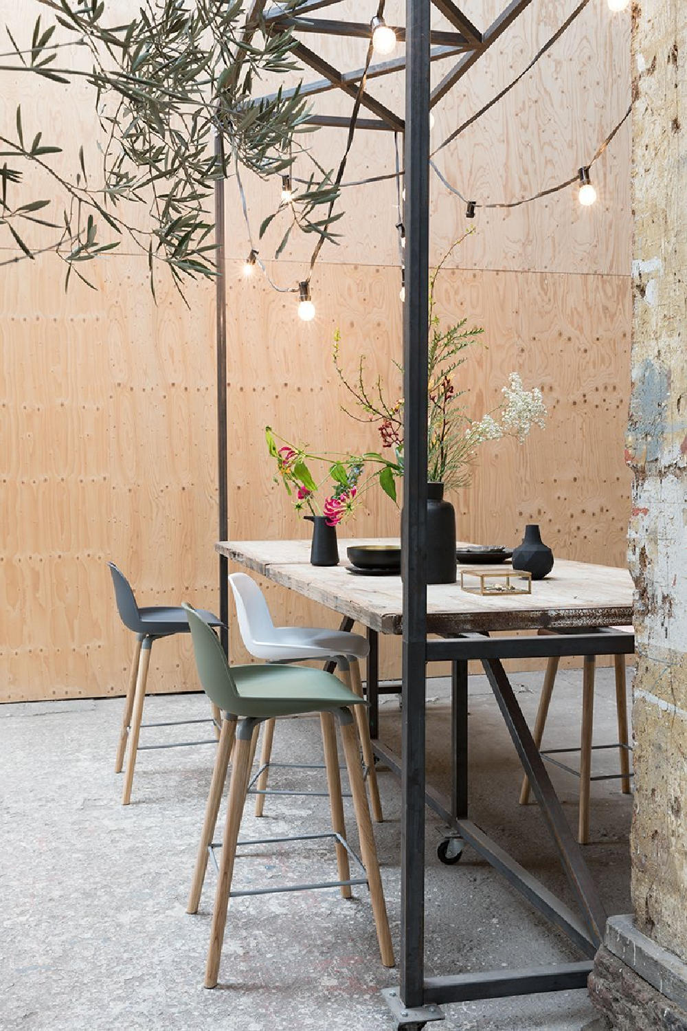 Molded Counter Stools (2) | Zuiver Albert Kuip | OROA.com