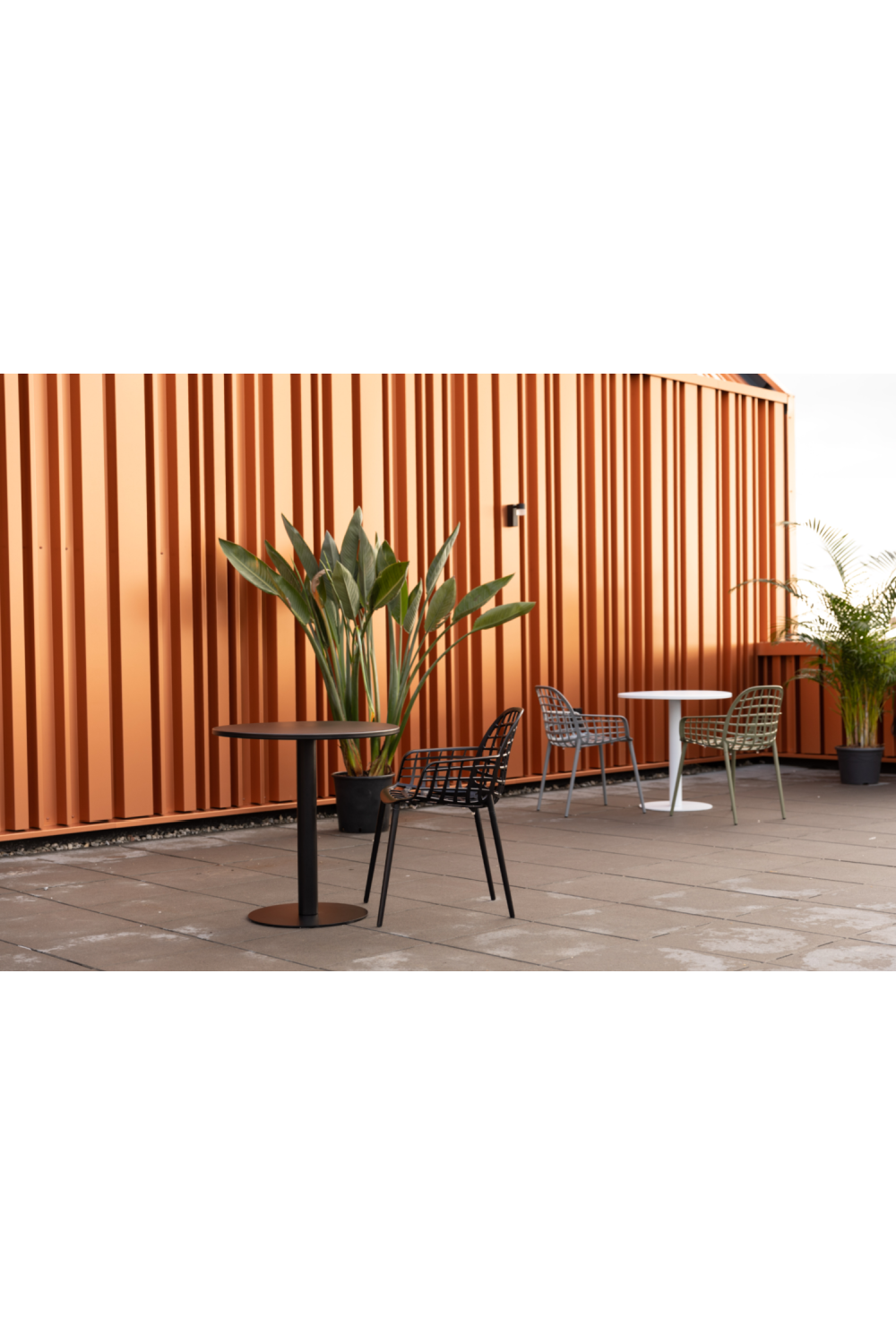 Round Pedestal Outdoor Bistro Table | Zuiver Metsu | Oroa.com