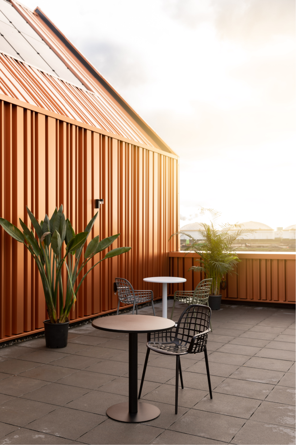 Round Pedestal Outdoor Bistro Table | Zuiver Metsu | Oroa.com