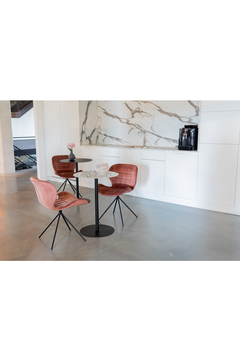 Black Pedestal Bistro Table | Zuiver Snow | OROA.com