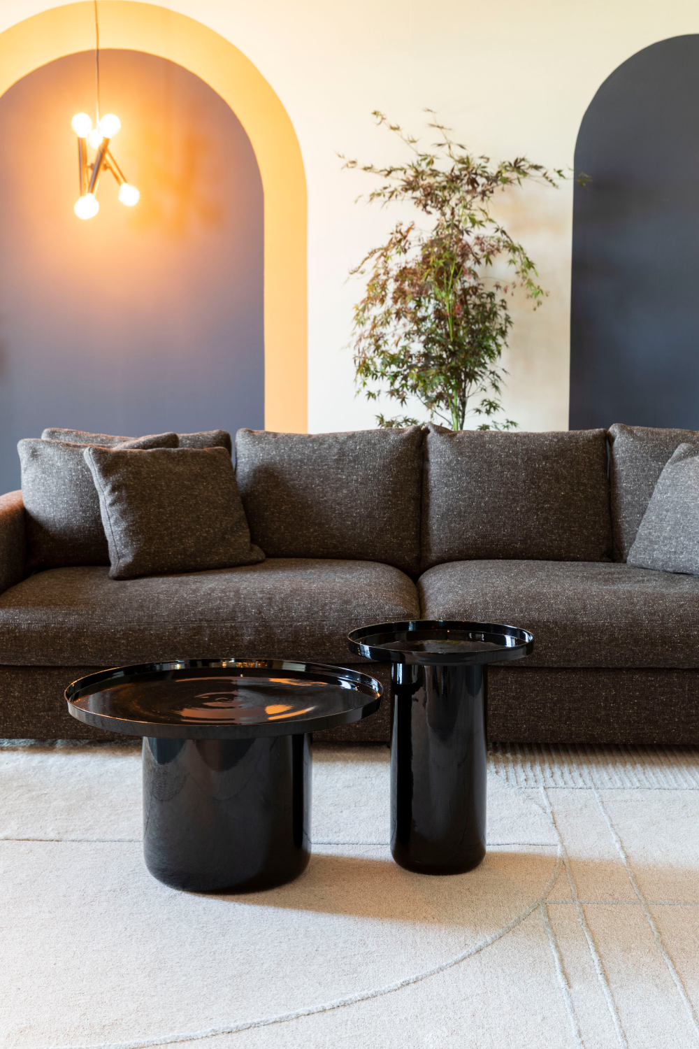 Black Pedestal Side Table | Zuiver Shiny Bomb | OROA.com