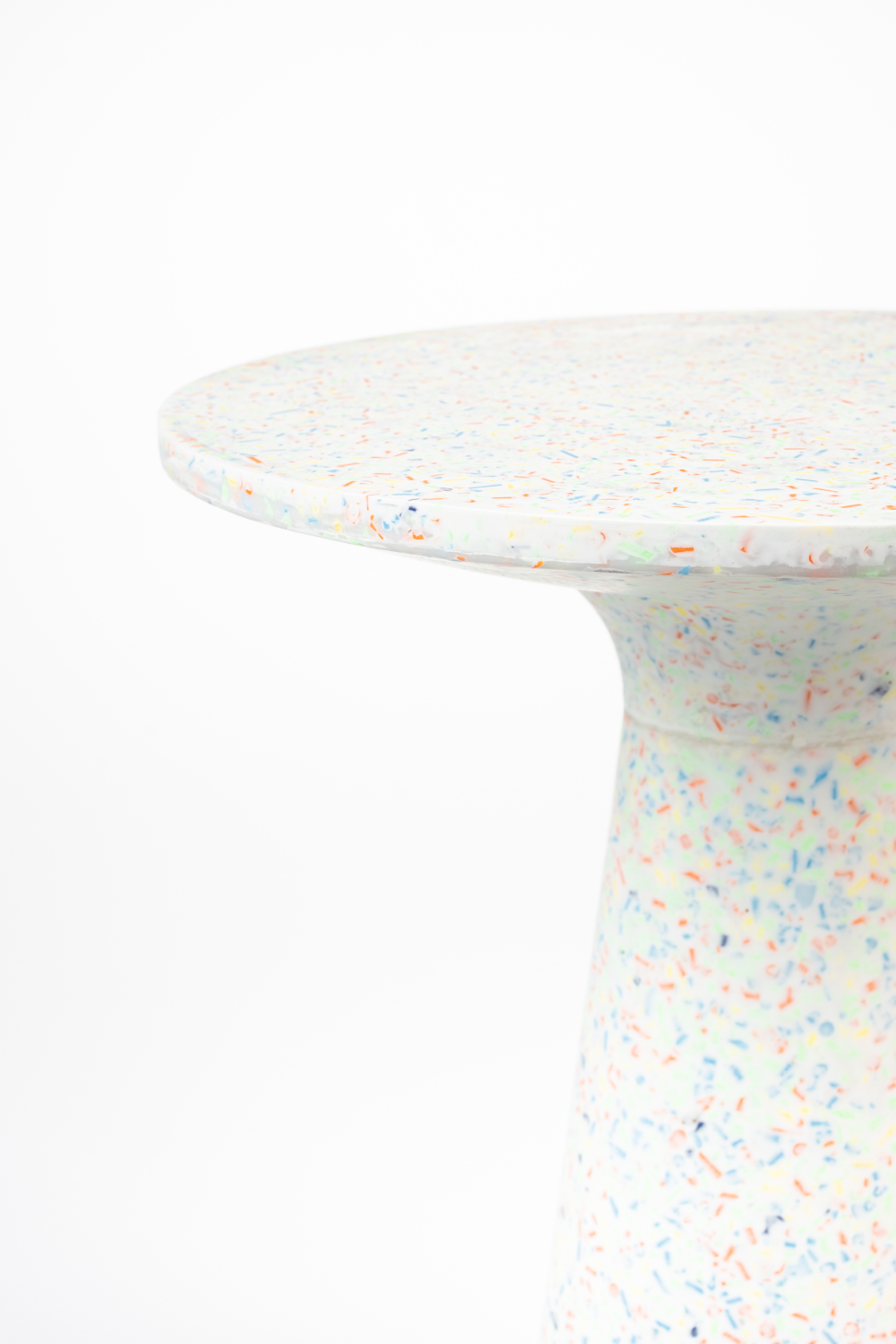 Pedestal Indoor/Outdoor Side Table | Zuiver Victoria | OROA.com