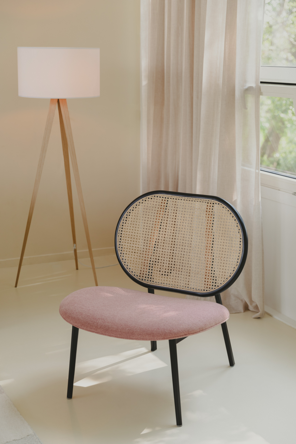 Webbed Back Lounge Chair | Oroa.com
