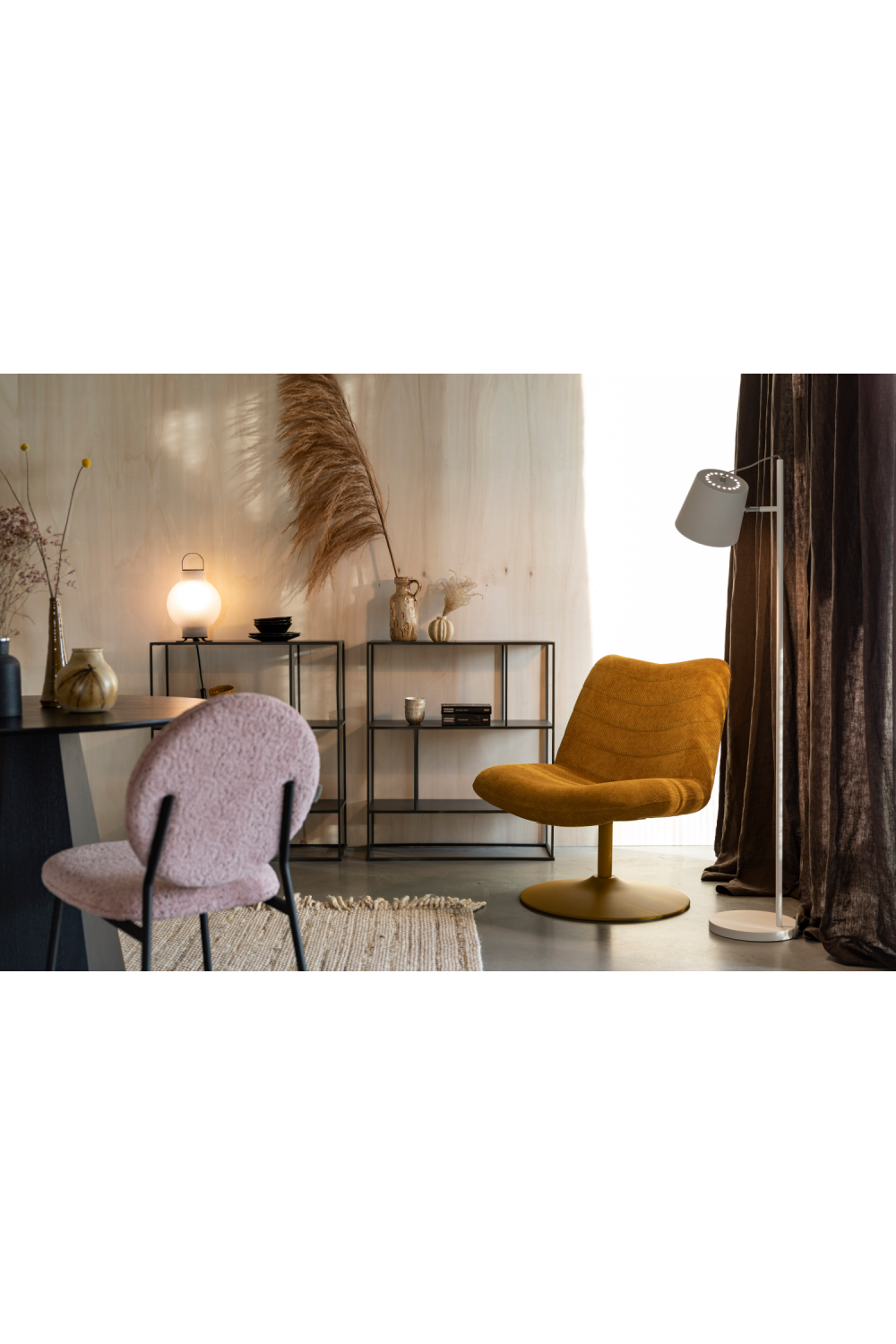 Upholstered Pedestal Lounge Chair | Zuiver Bubba | OROA.com